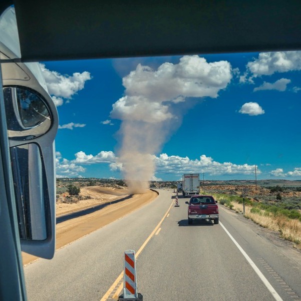 mini tornado na drodze, Arizona