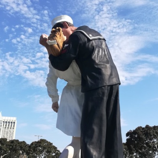 słynny pomnik marynarza całującego pielęgniarkę w San Diego